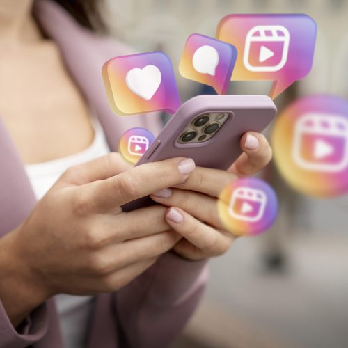 Empresaria revisando resultados de redes sociales en su portátil desde su negocio en Calpe. Estrategia digital para conectar con clientes locales